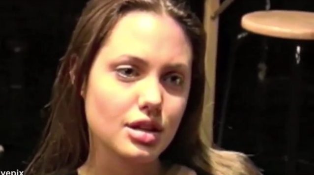 Szarpana emocjami 25-letnia Angelina Jolie [VIDEO]