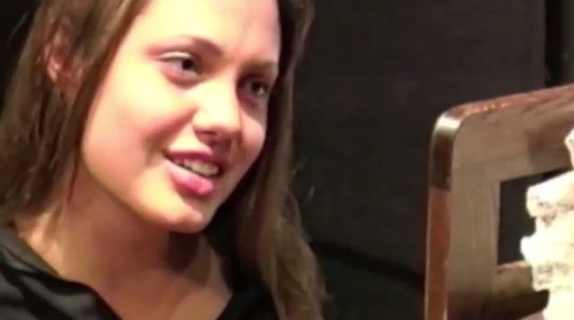 Szarpana emocjami 25-letnia Angelina Jolie [VIDEO]