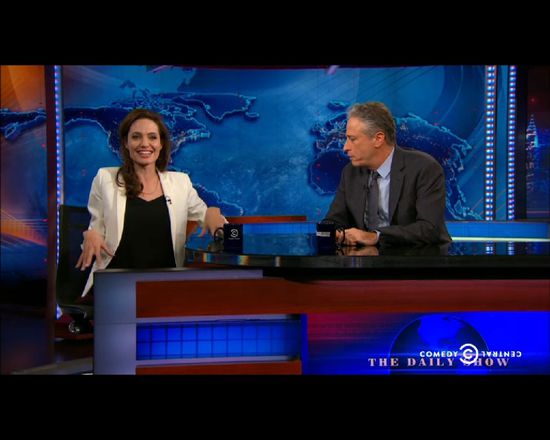 Angelina Jolie kokietuje dziennikarza [VIDEO]