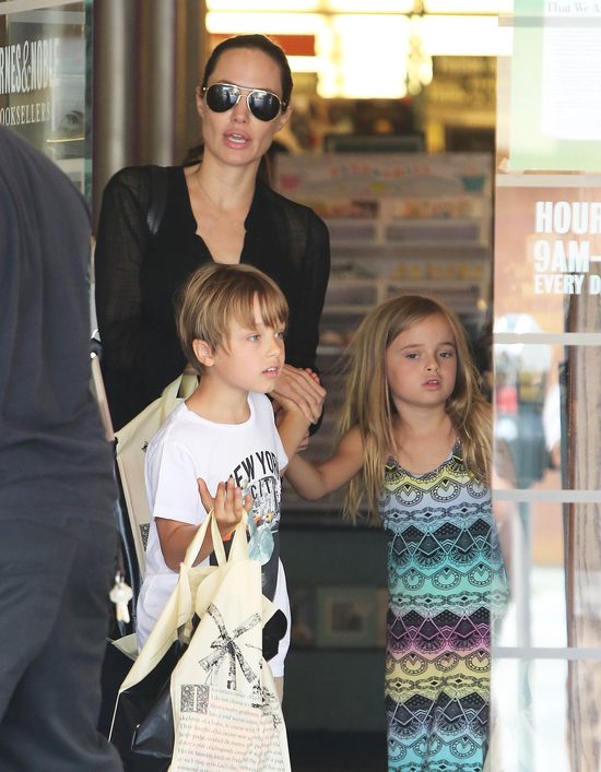 Szarpana emocjami 25-letnia Angelina Jolie [VIDEO]