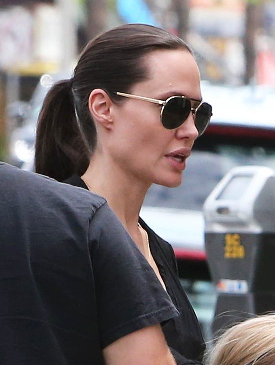 Szarpana emocjami 25-letnia Angelina Jolie [VIDEO]