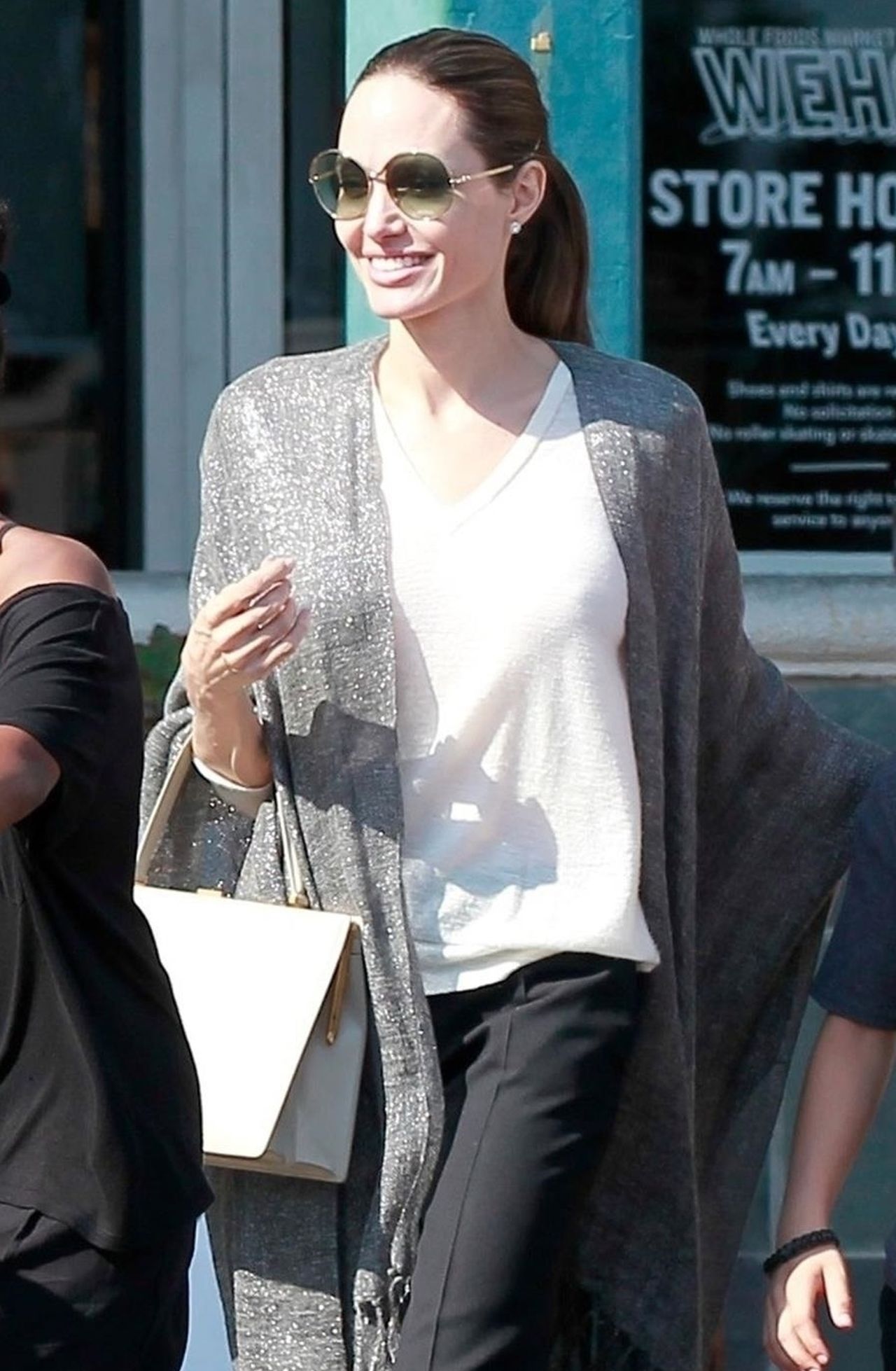 UŚMIECHNIĘTA Angelina Jolie na zakupach z dziećmi (ZDJĘCIA)