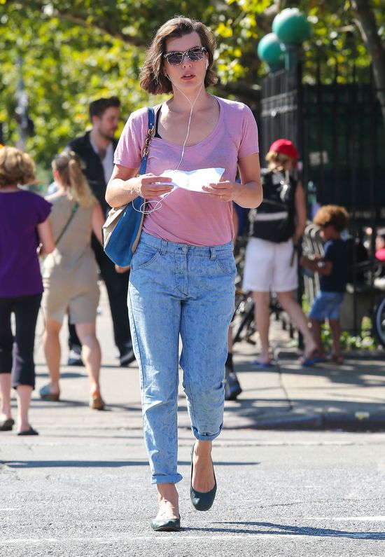 Na spacerze z Milą Jovovich (FOTO)