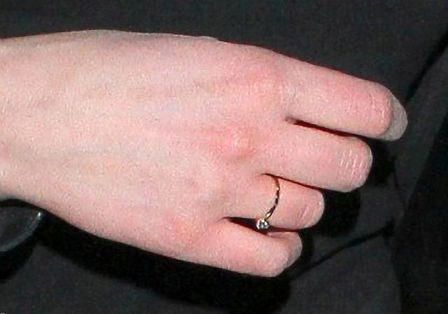 Skromny pierścionek zaręczynowy Julii Kamińskiej (FOTO)