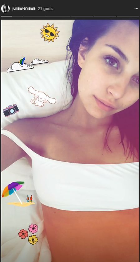 Julia Wieniawa w białym BIKINI nad morzem 