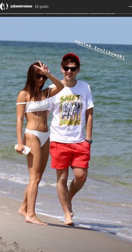 Julia Wieniawa w białym BIKINI nad morzem 