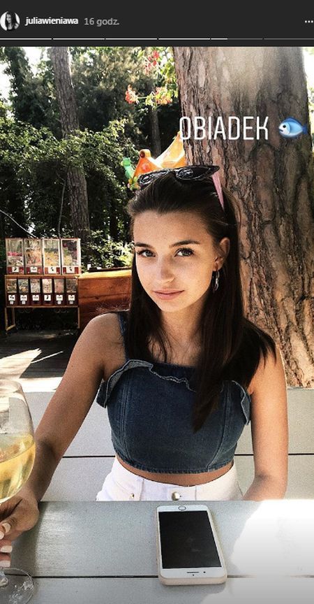 Julia Wieniawa w białym BIKINI nad morzem 