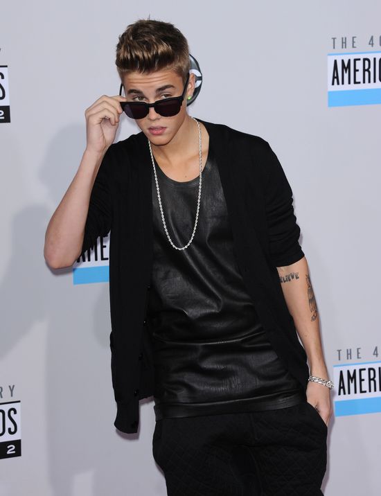 Justin Bieber chwali się swoim kaloryferem (FOTO)