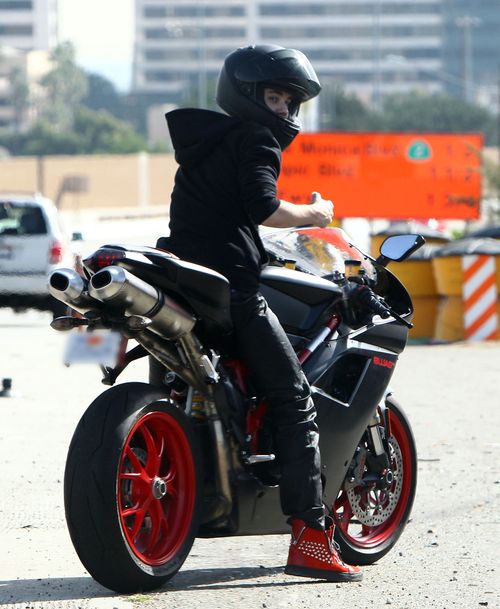 Justin Bieber wypróbowuje nową zabawkę (FOTO)