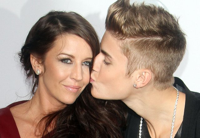 Justin Bieber na imprezę przyszedł z... mamą (FOTO)