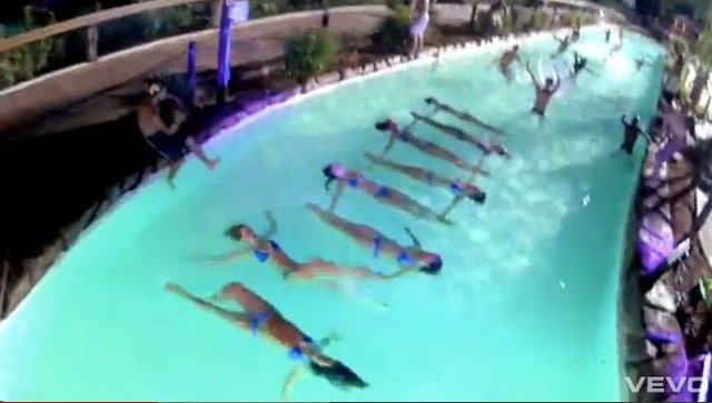 Bieber z Nicki Minaj w auqaparku [VIDEO]