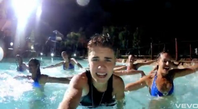 Bieber z Nicki Minaj w auqaparku [VIDEO]