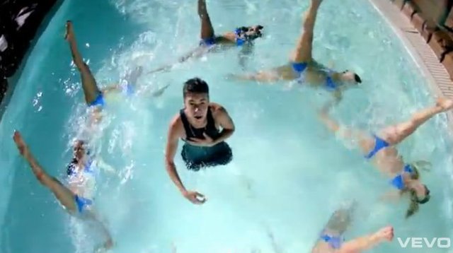 Bieber z Nicki Minaj w auqaparku [VIDEO]