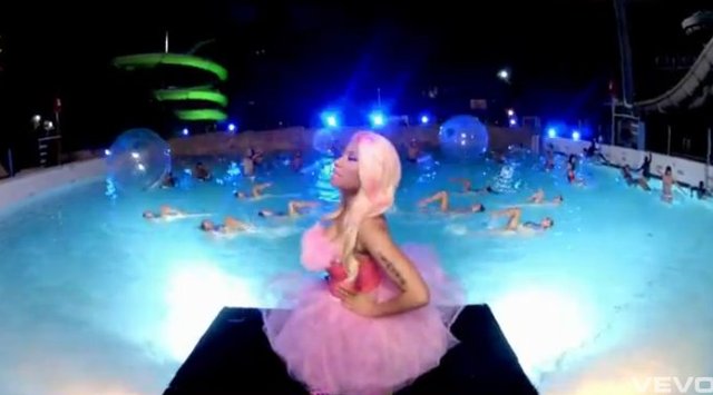 Bieber z Nicki Minaj w auqaparku [VIDEO]