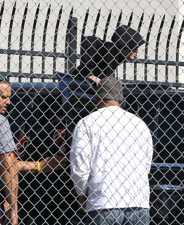 Zadowolony Justin Bieber opuszcza areszt (FOTO) Zadowolony Justin Bieber opuszcza areszt (FOTO)