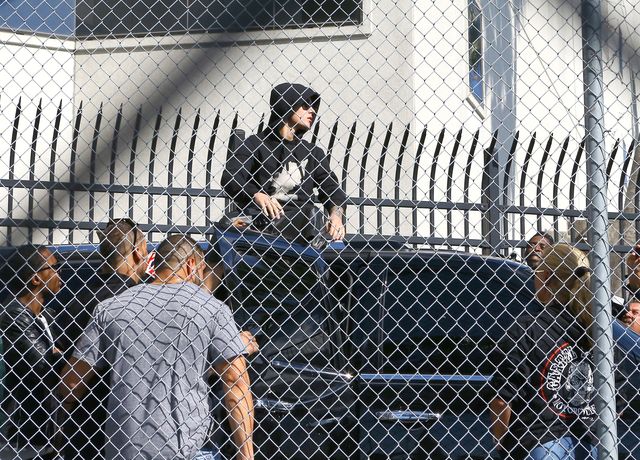 Zadowolony Justin Bieber opuszcza areszt (FOTO) Zadowolony Justin Bieber opuszcza areszt (FOTO)