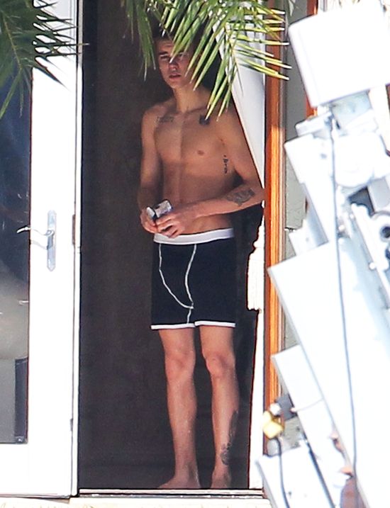 Justin Bieber w samej bieliźnie pokazuje klatę (FOTO)