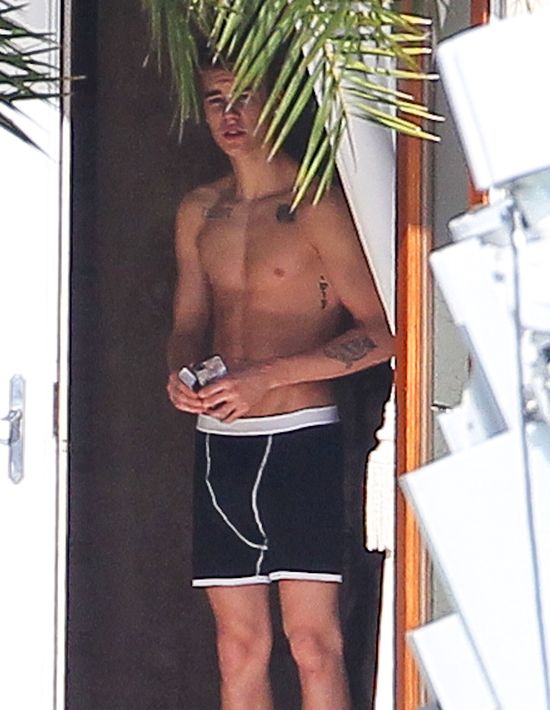 Justin Bieber w samej bieliźnie pokazuje klatę (FOTO)