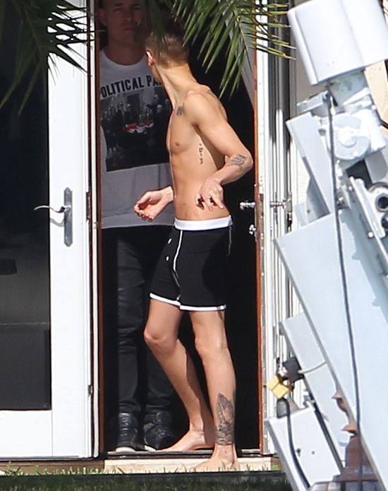 Justin Bieber w samej bieliźnie pokazuje klatę (FOTO)