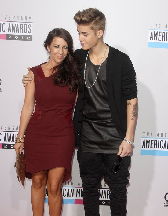 Justin Bieber na imprezę przyszedł z... mamą (FOTO)