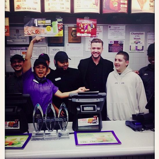 Justin Timberlake prosto z gali do Taco Bell (FOTO) Justin Timberlake prosto z gali do Taco Bell (FOTO)