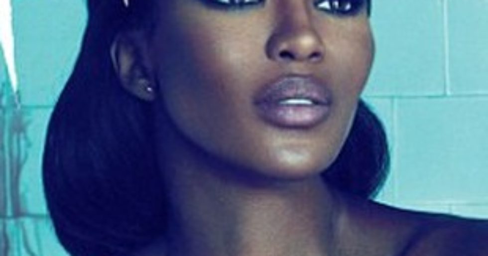 Zakrwawiony mężczyzna u stóp Naomi Campbell (FOTO) Zakrwawiony mężczyzna u stóp Naomi Campbell (FOTO)