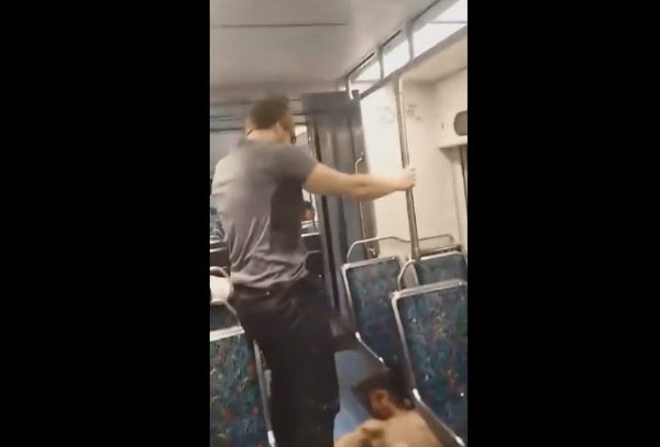 Polak BOHATEREM! Obezwładnił napastnika w pociągu