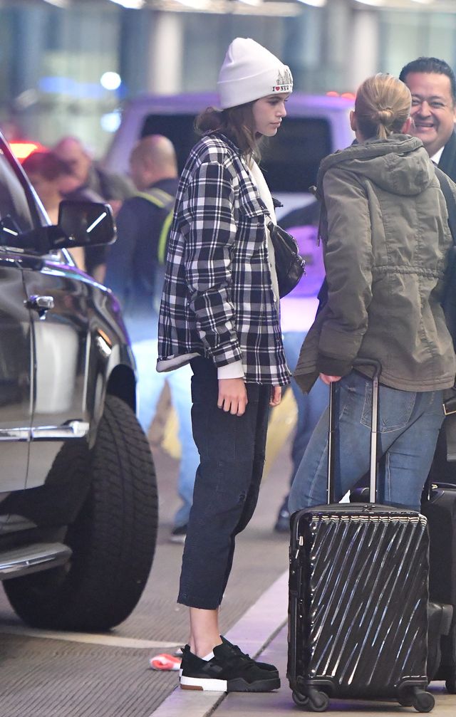 Kaia Gerber z worami pod oczami na lotnisku