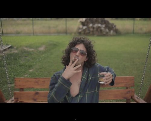 Kałamaga siedzi na gnoju, a potem robi splasha z gołą pupą