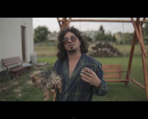 Kałamaga siedzi na gnoju, a potem robi splasha z gołą pupą