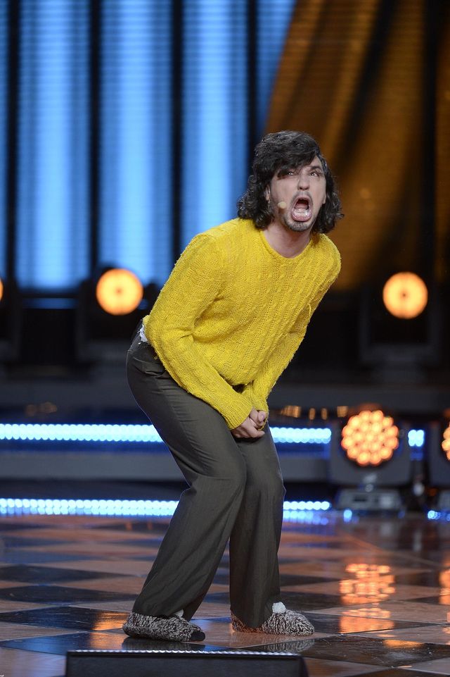 Kałamaga siedzi na gnoju, a potem robi splasha z gołą pupą