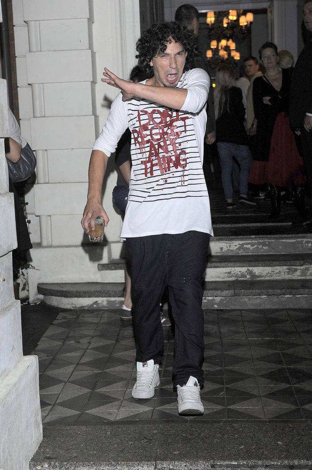 Kałamaga siedzi na gnoju, a potem robi splasha z gołą pupą