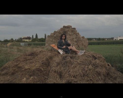 Kałamaga siedzi na gnoju, a potem robi splasha z gołą pupą