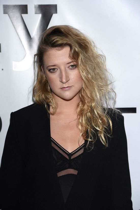 Lara Gessler w KRÓCIUTKIEJ mini na pokazie Sieradzky'ego