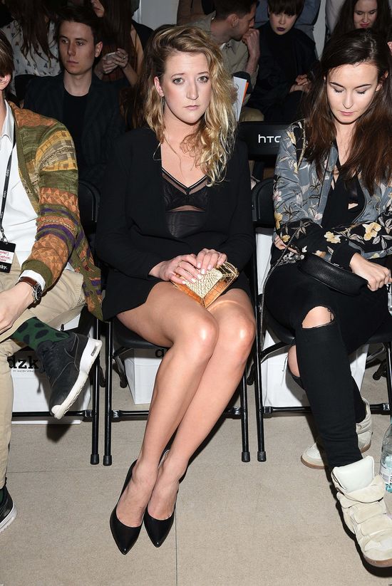 Lara Gessler w KRÓCIUTKIEJ mini na pokazie Sieradzky'ego