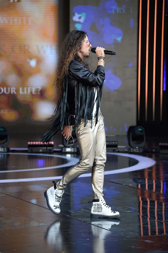 Nie uwierzysz, jakim samochodem wozi się Michał Szpak