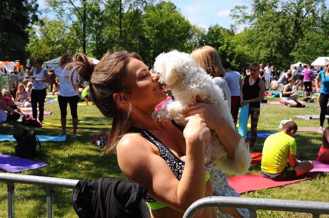 Edyta Herbuś ćwiczy jogę ze... swoim pieskiem (FOTO)