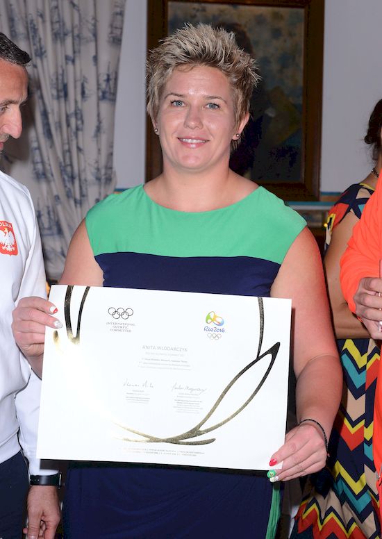 Anita Włodarczyk ćwiczy w KOSZMARNYCH warunkach! (VIDEO)