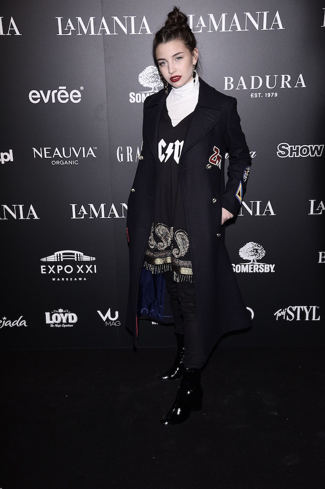 W TAKIEJ stylizacji na studniówkę?! Oj Julia...