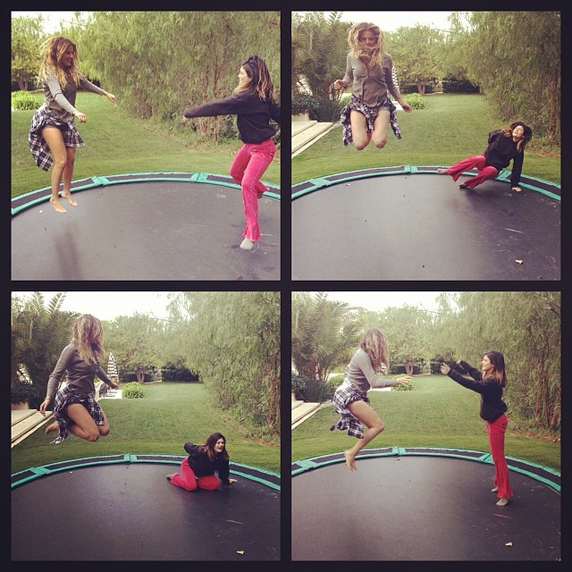 Kardashianki skaczą na trampolinie (FOTO)