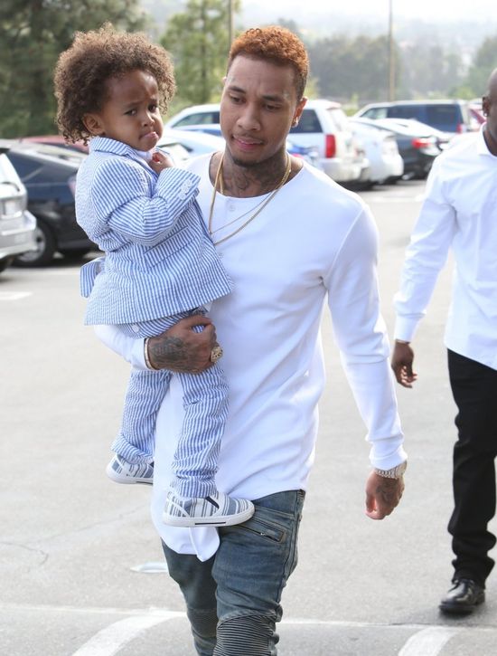 Rodzina Kardashianów zrobiła cyrk przed kościołem (FOTO)