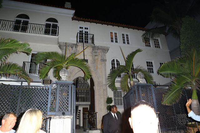 Miękkie lądowanie sióstr Kardashian (FOTO) Miękkie lądowanie sióstr Kardashian (FOTO)