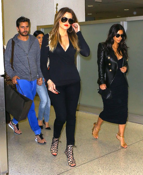 Miękkie lądowanie sióstr Kardashian (FOTO) Miękkie lądowanie sióstr Kardashian (FOTO)