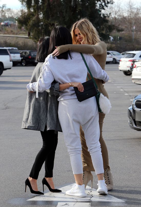 Gdy Kim ukrywa się w domu, jej siostry robią cyrk w L.A. Gdy Kim ukrywa się w domu, jej siostry robią cyrk w L.A.