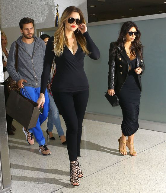 Miękkie lądowanie sióstr Kardashian (FOTO) Miękkie lądowanie sióstr Kardashian (FOTO)