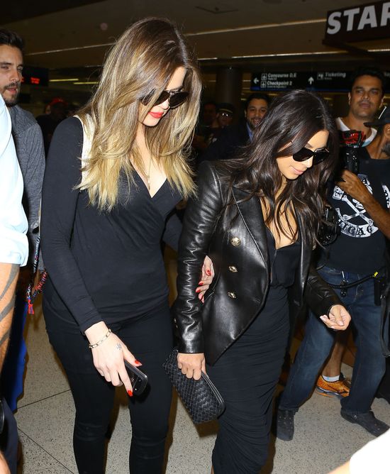 Miękkie lądowanie sióstr Kardashian (FOTO) Miękkie lądowanie sióstr Kardashian (FOTO)