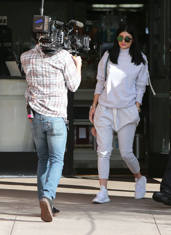 Gdy Kim ukrywa się w domu, jej siostry robią cyrk w L.A. Gdy Kim ukrywa się w domu, jej siostry robią cyrk w L.A.