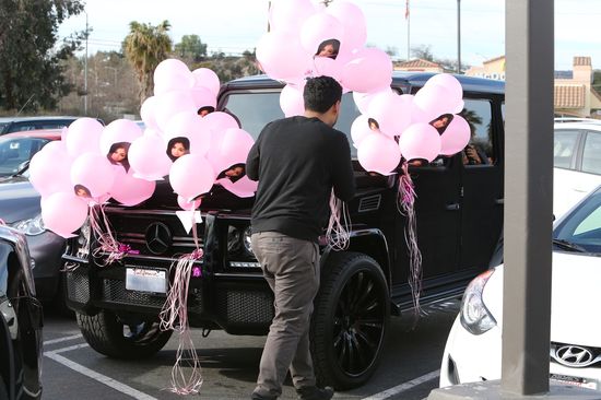 Gdy Kim ukrywa się w domu, jej siostry robią cyrk w L.A. Gdy Kim ukrywa się w domu, jej siostry robią cyrk w L.A.