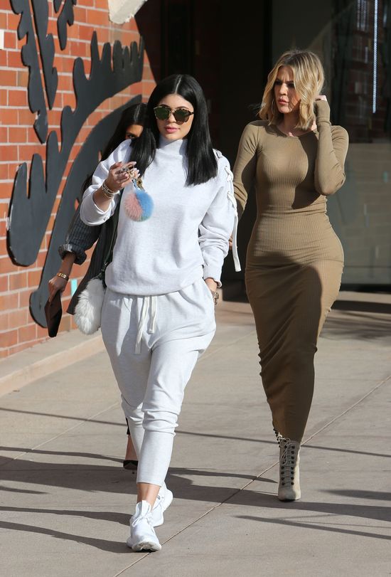 Gdy Kim ukrywa się w domu, jej siostry robią cyrk w L.A. Gdy Kim ukrywa się w domu, jej siostry robią cyrk w L.A.