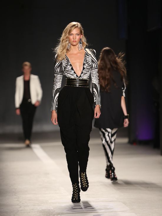 Olivier Rousteig nosił Kendall Jenner na rękach (FOTO) Olivier Rousteig nosił Kendall Jenner na rękach (FOTO)